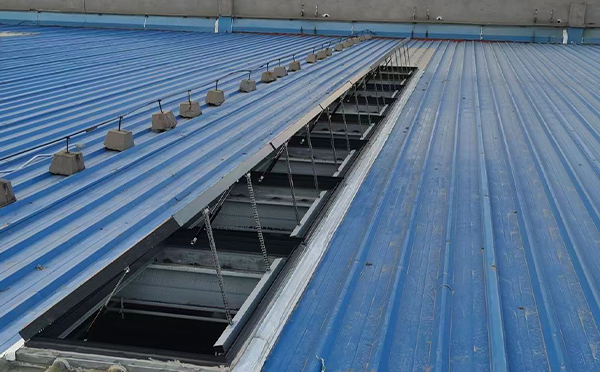 某城市大型商业综合体中庭青海排烟窗工程