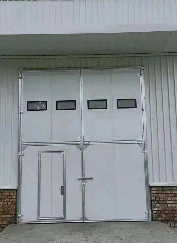 青海工业门在设备装配车间出入口的实施记录